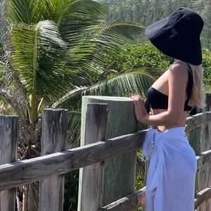 Free People Beach Black Bucket Hat (XL for Extra Sun Protection)